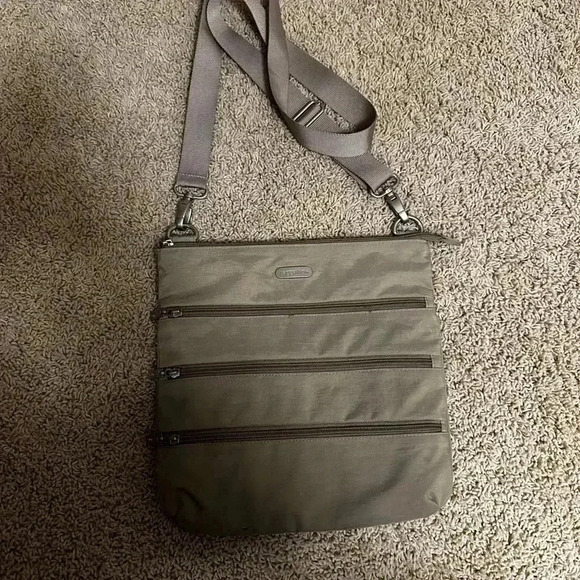 Baggallini Nylon Cross Body Handbag in Beige with Wristlet inside - Picture 3 of 7